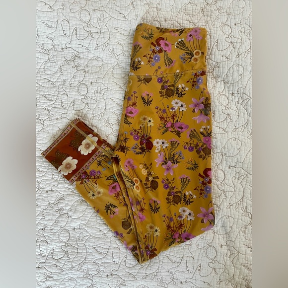 NWT Spell Wild Bloom 7/8 Leggings Size Medium - Picture 2 of 5